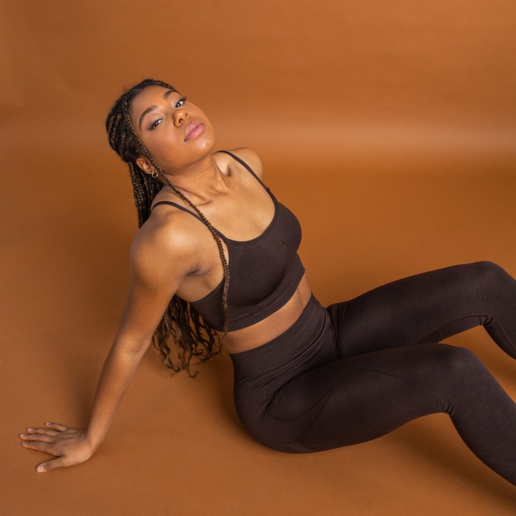 Odzież sportowa w kolorze Hot Chocolate już w sprzedaży.