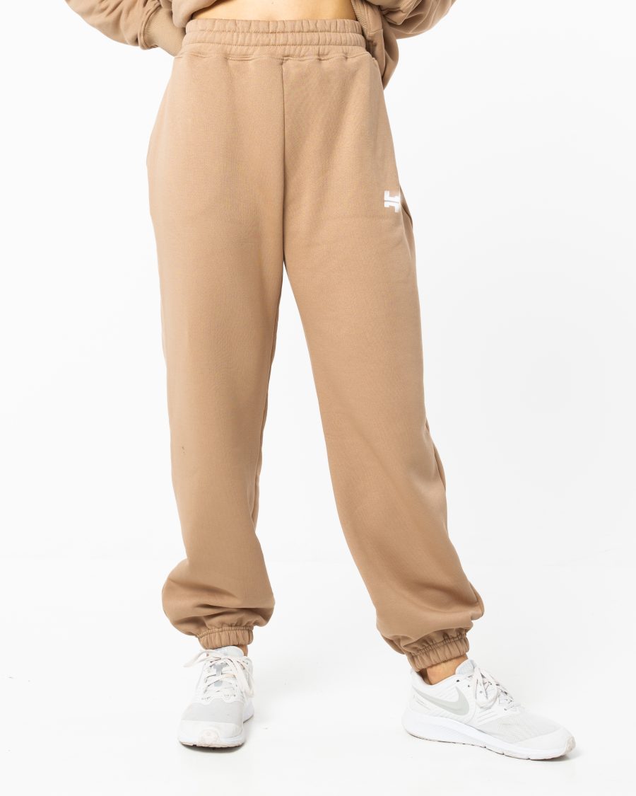 Spodnie dresowe damskie w kolorze beżowym. Krój dresów to oversize. Idealne jako dres damski.