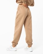 Spodnie dresowe damskie w kolorze beżowym. Krój dresów to oversize. Idealne jako dres damski.