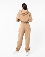 Spodnie dresowe damskie w kolorze beżowym. Krój dresów to oversize. Idealne jako dres damski.