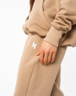 Spodnie dresowe damskie w kolorze beżowym. Krój dresów to oversize. Idealne jako dres damski.