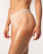 Majtki bezszwowe, stringi bezszwowe w kolorze beżowym.