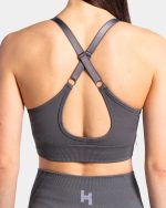 tył stanika. stanik z ładnymi ramiączkami.