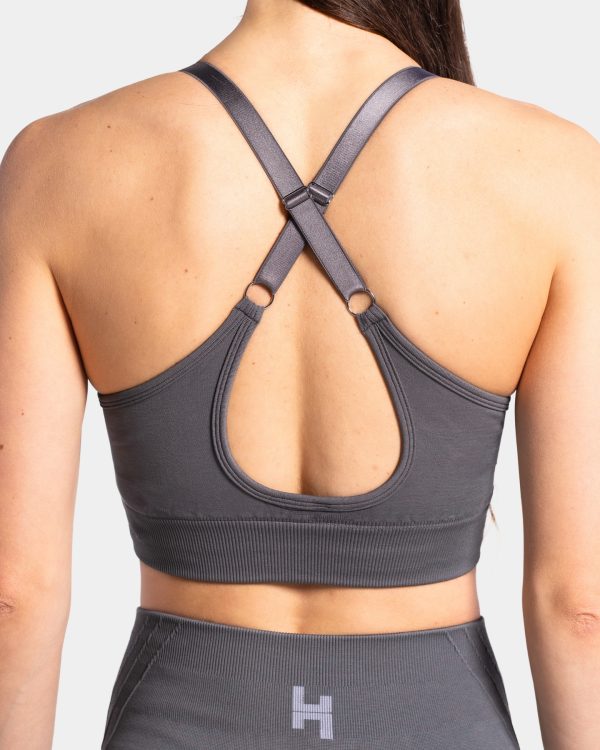 tył stanika. stanik z ładnymi ramiączkami.