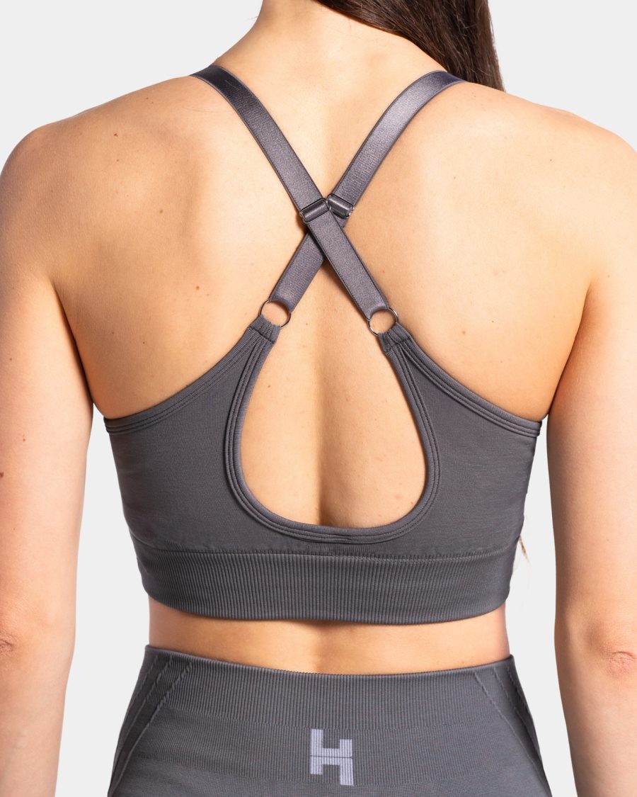 tył stanika. stanik z ładnymi ramiączkami.