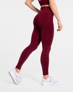 legginsy sportowe w kolorze bordowym. legginsy push up. są to legginsy bezszwowe.