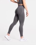 Legginsy sportowe w kolorze szarym. Legginsy podkreślają pośladki. Są to legginsy bezszwowe.