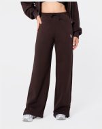 Dresy damskie - spodnie dresowe z prostymi nogawkami w kolorze brązowym.