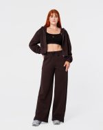 Dresy damskie - spodnie dresowe z prostymi nogawkami w kolorze brązowym.