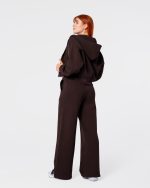 Dresy damskie - spodnie dresowe z prostymi nogawkami w kolorze brązowym.