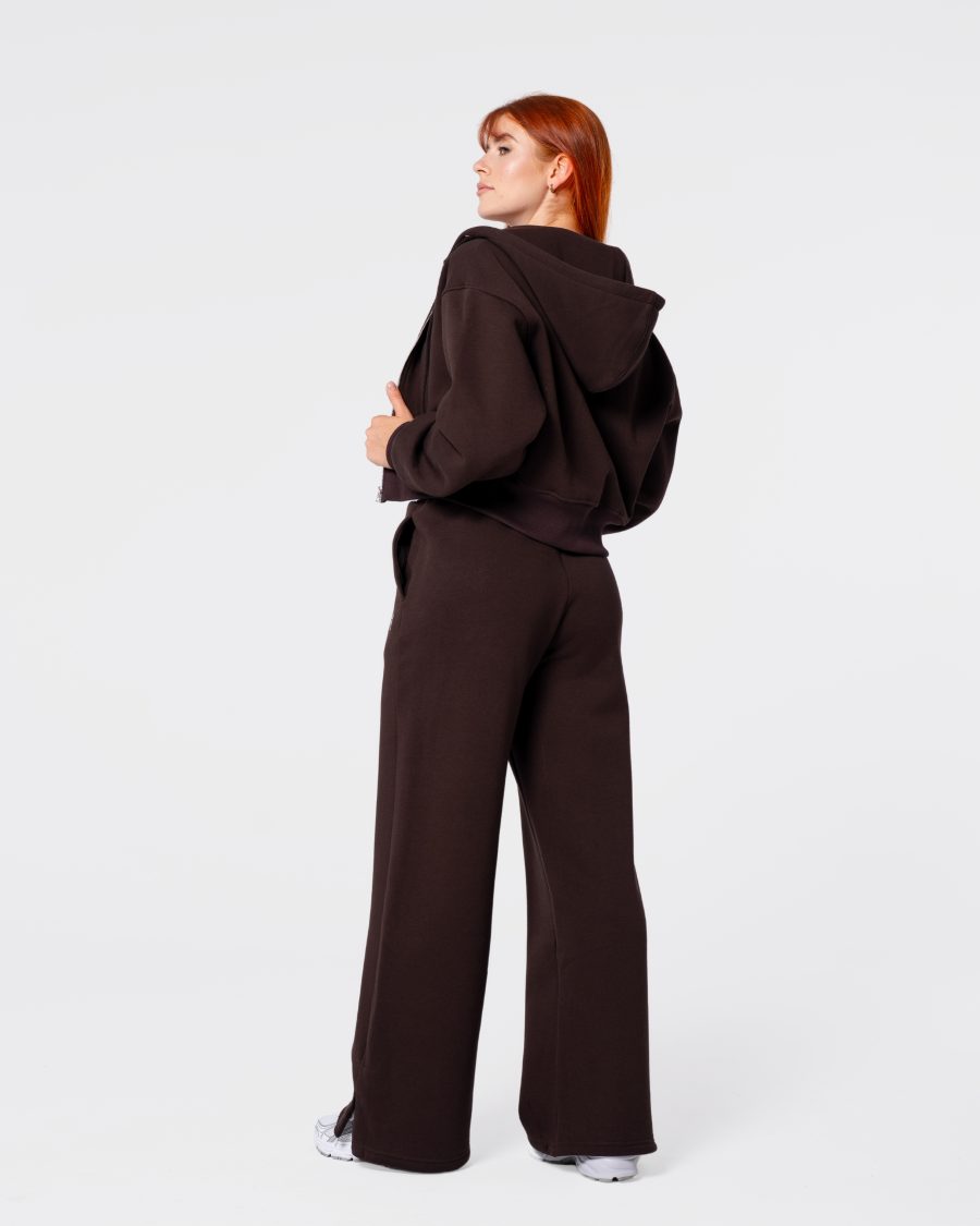 Dresy damskie - spodnie dresowe z prostymi nogawkami w kolorze brązowym.