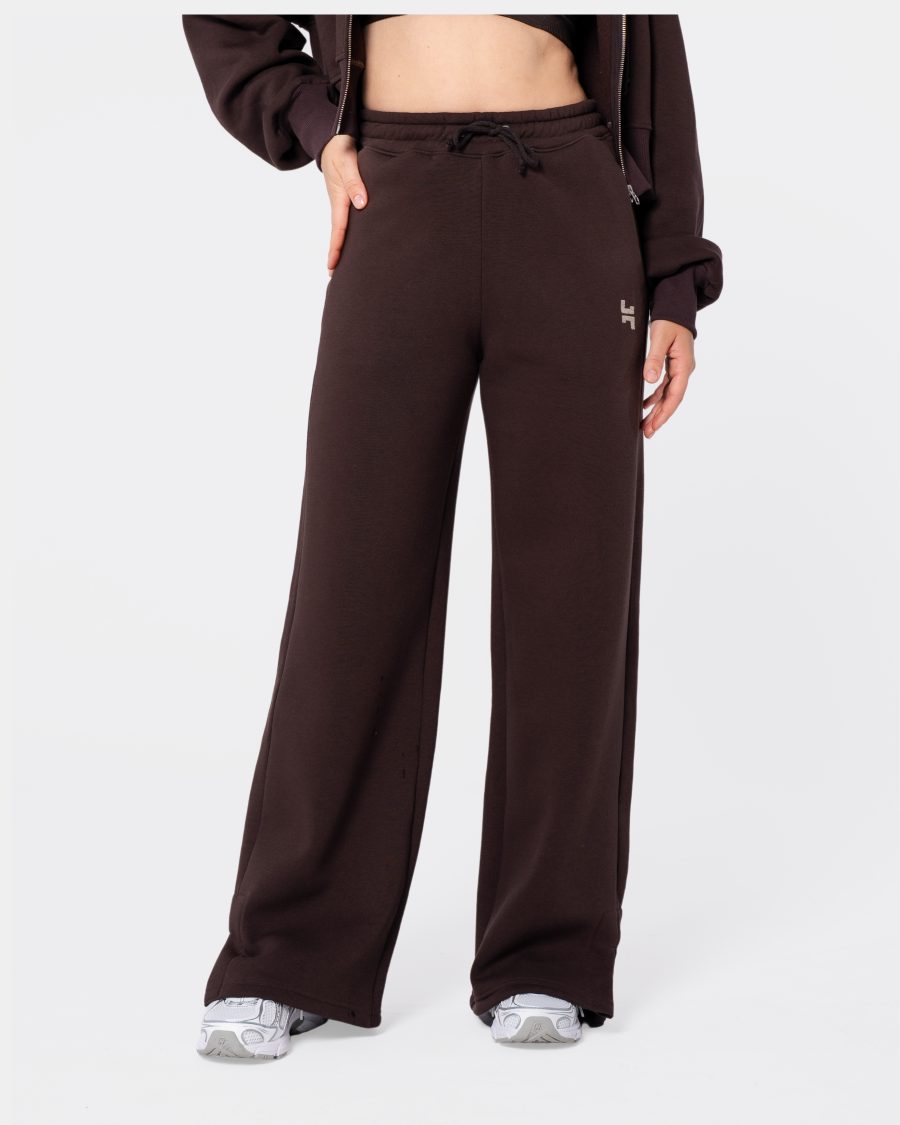 Dresy damskie - spodnie dresowe z prostymi nogawkami w kolorze brązowym.