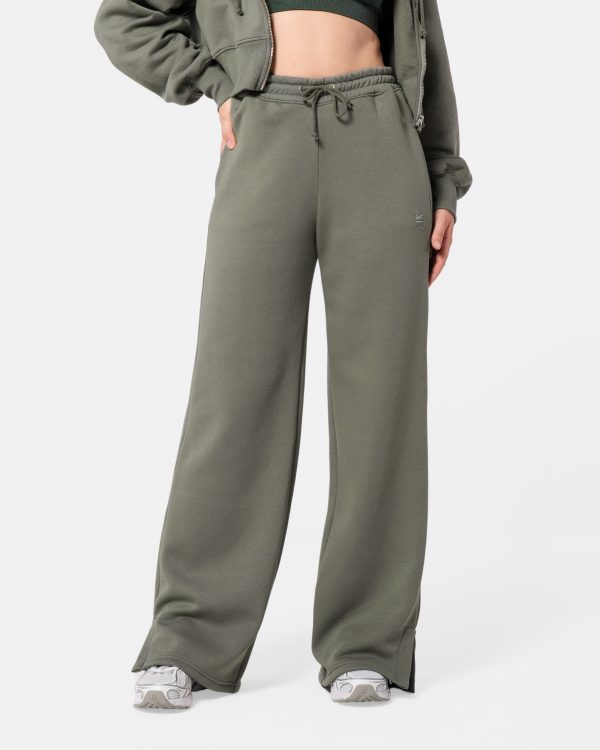 spodnie dresowe z szerokimi nogawkami. spodnie z rozcięciami. spodnie dzwony.