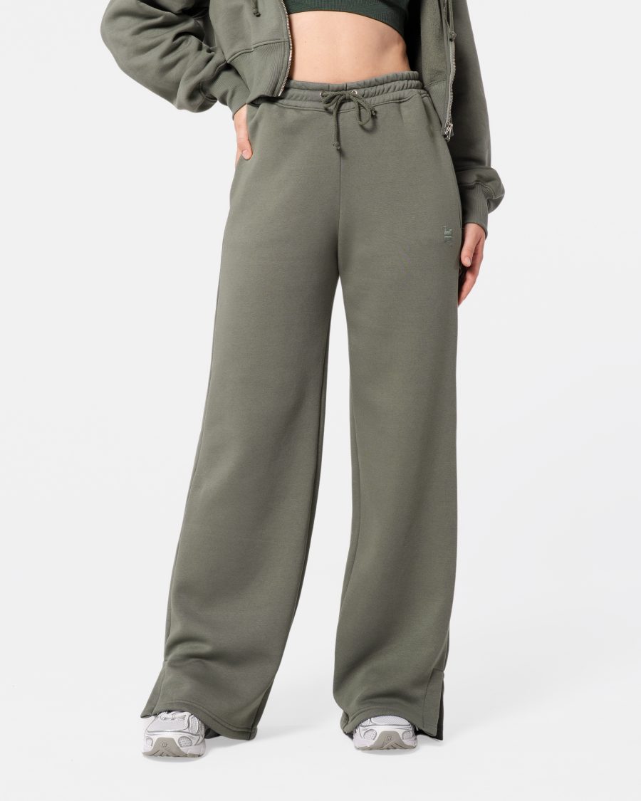 spodnie dresowe z szerokimi nogawkami. spodnie z rozcięciami. spodnie dzwony.