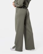 spodnie dresowe z szerokimi nogawkami. spodnie z rozcięciami. spodnie dzwony.