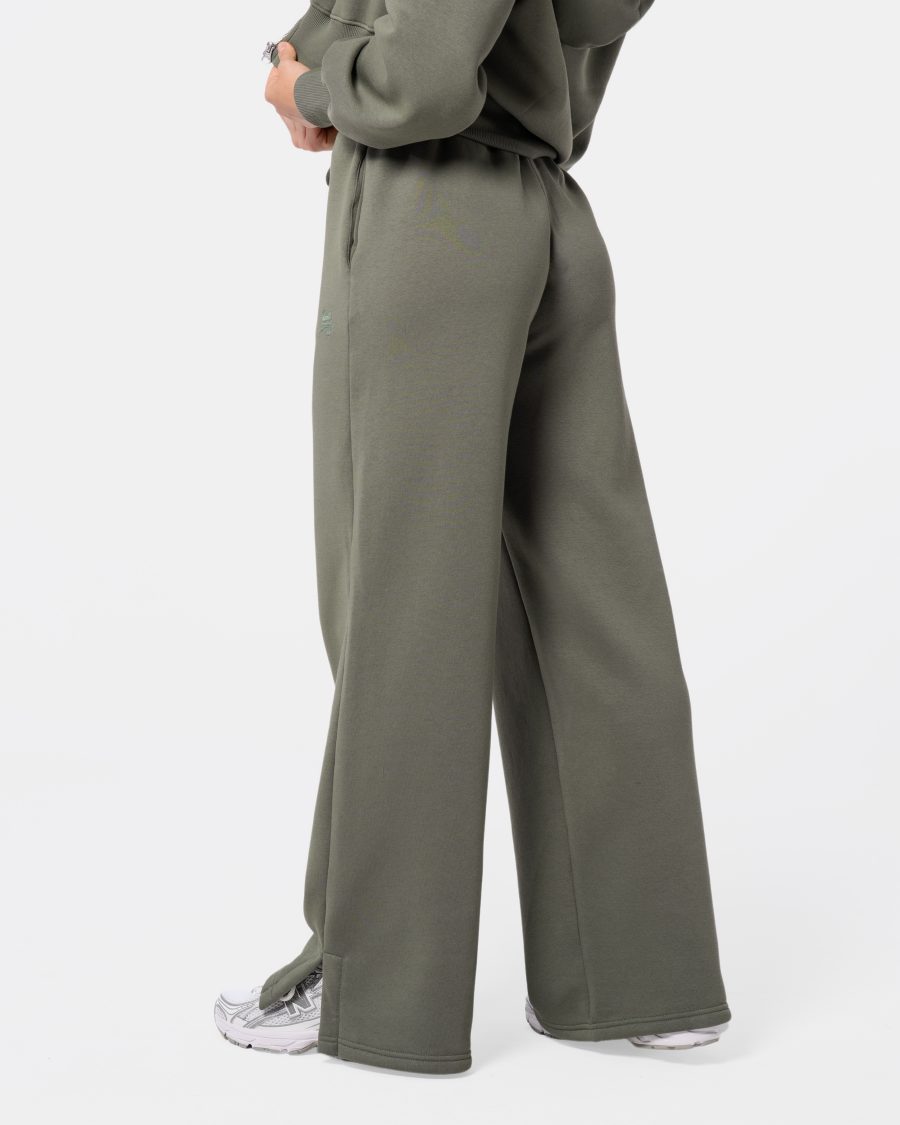 spodnie dresowe z szerokimi nogawkami. spodnie z rozcięciami. spodnie dzwony.