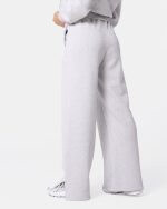 dresy damskie -- spodnie dresowe w kolorze szarym. mają rozciętą nogawkę, wysoki stan i sznurki do regulacji. mają kieszenie.