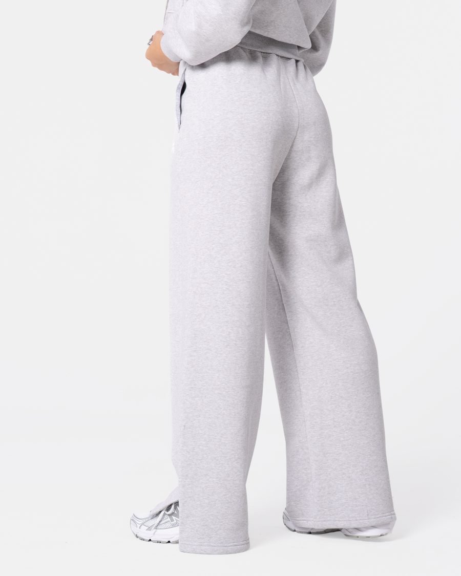 dresy damskie -- spodnie dresowe w kolorze szarym. mają rozciętą nogawkę, wysoki stan i sznurki do regulacji. mają kieszenie.