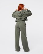 spodnie dresowe z szerokimi nogawkami. spodnie z rozcięciami. spodnie dzwony.