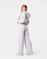 dresy damskie -- spodnie dresowe w kolorze szarym. mają rozciętą nogawkę, wysoki stan i sznurki do regulacji. mają kieszenie. w komplecie z bluzą.