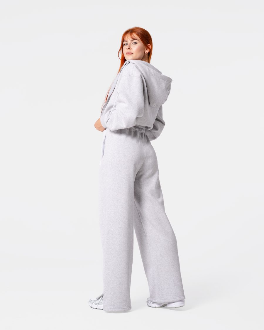 dresy damskie -- spodnie dresowe w kolorze szarym. mają rozciętą nogawkę, wysoki stan i sznurki do regulacji. mają kieszenie. w komplecie z bluzą.