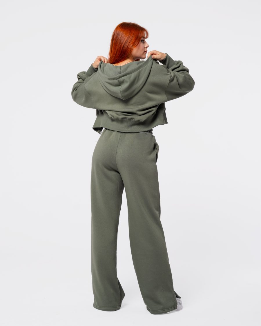 spodnie dresowe z szerokimi nogawkami. spodnie z rozcięciami. spodnie dzwony.