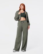 spodnie dresowe z szerokimi nogawkami. spodnie z rozcięciami. spodnie dzwony.