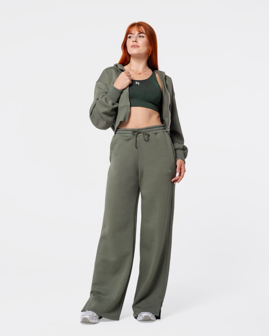 spodnie dresowe z szerokimi nogawkami. spodnie z rozcięciami. spodnie dzwony.