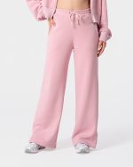 dres damski - spodnie dresowe z prostymi nogawkami. są w kolorze różowym. wysoki stan oraz kieszenie. ładnie układają się na butach.