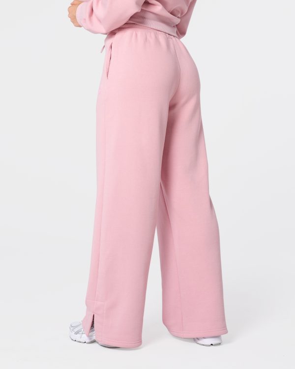 dres damski - spodnie dresowe z prostymi nogawkami. są w kolorze różowym. wysoki stan oraz kieszenie. ładnie układają się na butach.