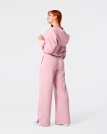 dres damski - spodnie dresowe z prostymi nogawkami. są w kolorze różowym. wysoki stan oraz kieszenie. ładnie układają się na butach.