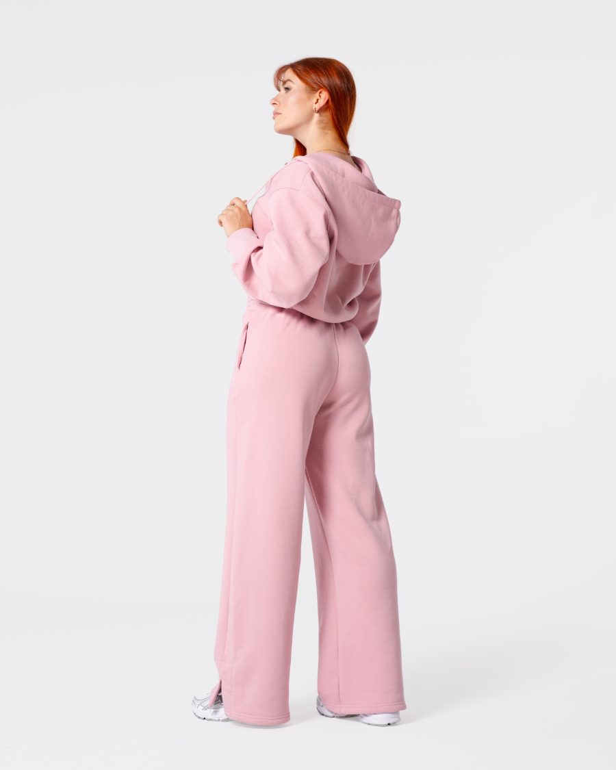 dres damski - spodnie dresowe z prostymi nogawkami. są w kolorze różowym. wysoki stan oraz kieszenie. ładnie układają się na butach.