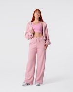 dres damski - spodnie dresowe z prostymi nogawkami. są w kolorze różowym. wysoki stan oraz kieszenie. ładnie układają się na butach.