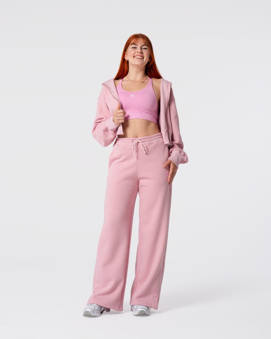 dres damski - spodnie dresowe z prostymi nogawkami. są w kolorze różowym. wysoki stan oraz kieszenie. ładnie układają się na butach.