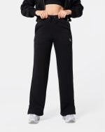 dzwony w kolorze czarnym. spodnie dresowe dzwony. dres damski.