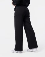 spodnie damskie dzwony. spodnie dresowe z szerokimi nogawkami w kolorze czarnym.