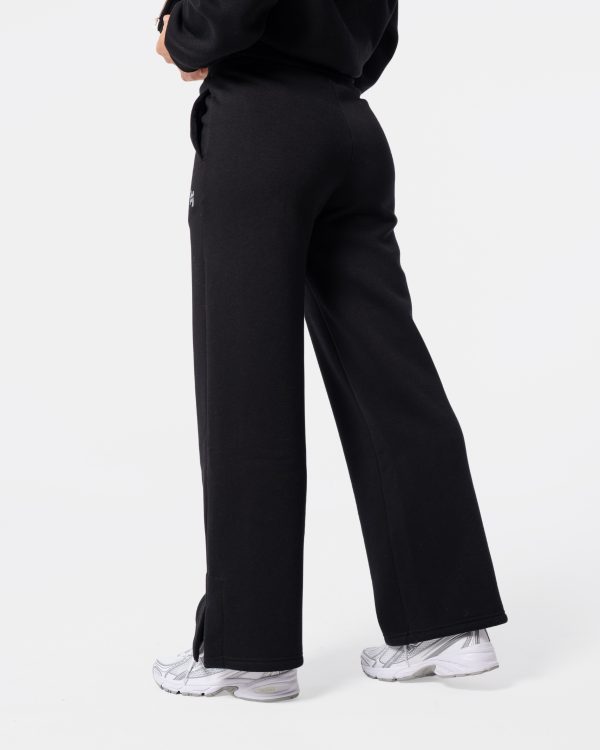 spodnie damskie dzwony. spodnie dresowe z szerokimi nogawkami w kolorze czarnym.