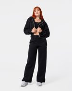 spodnie damskie dzwony. spodnie dresowe z szerokimi nogawkami w kolorze czarnym.