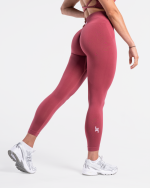 legginsy sportowe bez gumki miedzy posladkami. sa to legginsy bezszwowe. idealne na silownie i do sportu.