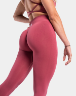 legginsy sportowe bez gumki miedzy posladkami. sa to legginsy bezszwowe. idealne na silownie i do sportu.