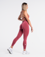 legginsy sportowe bez gumki miedzy posladkami. sa to legginsy bezszwowe. idealne na silownie i do sportu.