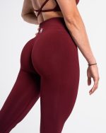 Legginsy sportowe bez scruncha. Nie mają gumki między pośladkami. Są to legginsy bezszwowe.