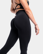 Legginsy sportowe w kolorze czarnym. Nie posiadają scruncha między pośladkami. Są bardzo dobre do różnych sportów np. siłownii, do biegania i do fitness.