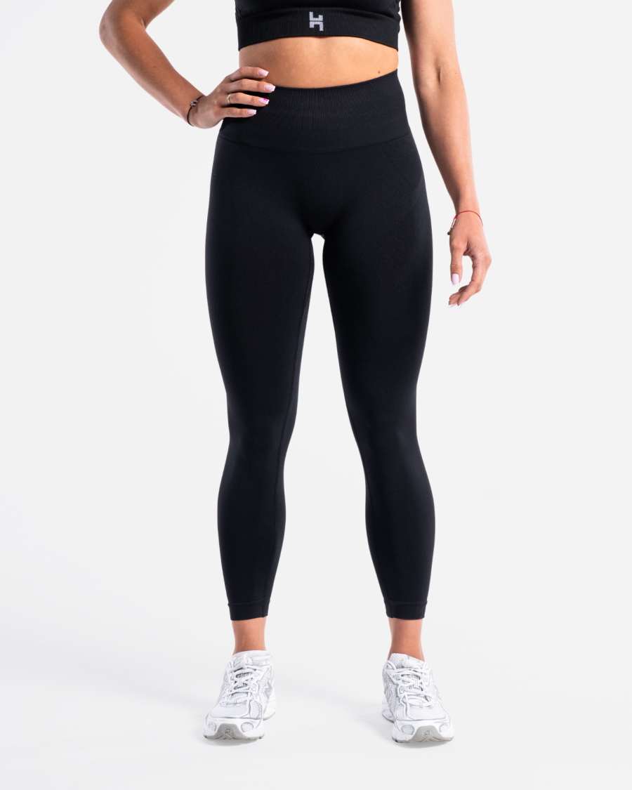 Legginsy sportowe w kolorze czarnym. Nie posiadają scruncha między pośladkami. Są bardzo dobre do różnych sportów np. siłownii, do biegania i do fitness.