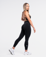 Legginsy sportowe w kolorze czarnym. Nie posiadają scruncha między pośladkami. Są bardzo dobre do różnych sportów np. siłownii, do biegania i do fitness.