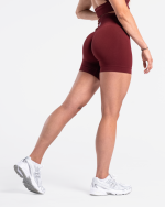 Krótkie damskie szorty sportowe typu biker w kolorze wiśniowym.