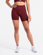 Krótkie damskie szorty sportowe typu biker w kolorze wiśniowym.