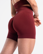 Krótkie damskie szorty sportowe typu biker w kolorze wiśniowym.