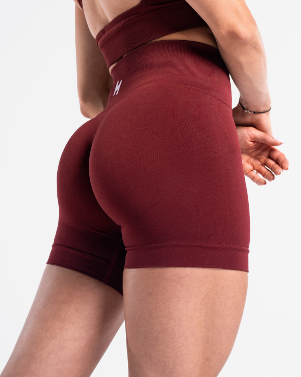 Krótkie damskie szorty sportowe typu biker w kolorze wiśniowym.