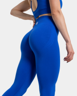 legginsy damskie w pięknym niebieskim kolorze. są to legginsy sportowe. zakładane głównie do treningów np. na siłowni, fitness do biegania i innych aktywności. mają scrunch. tzn są push up